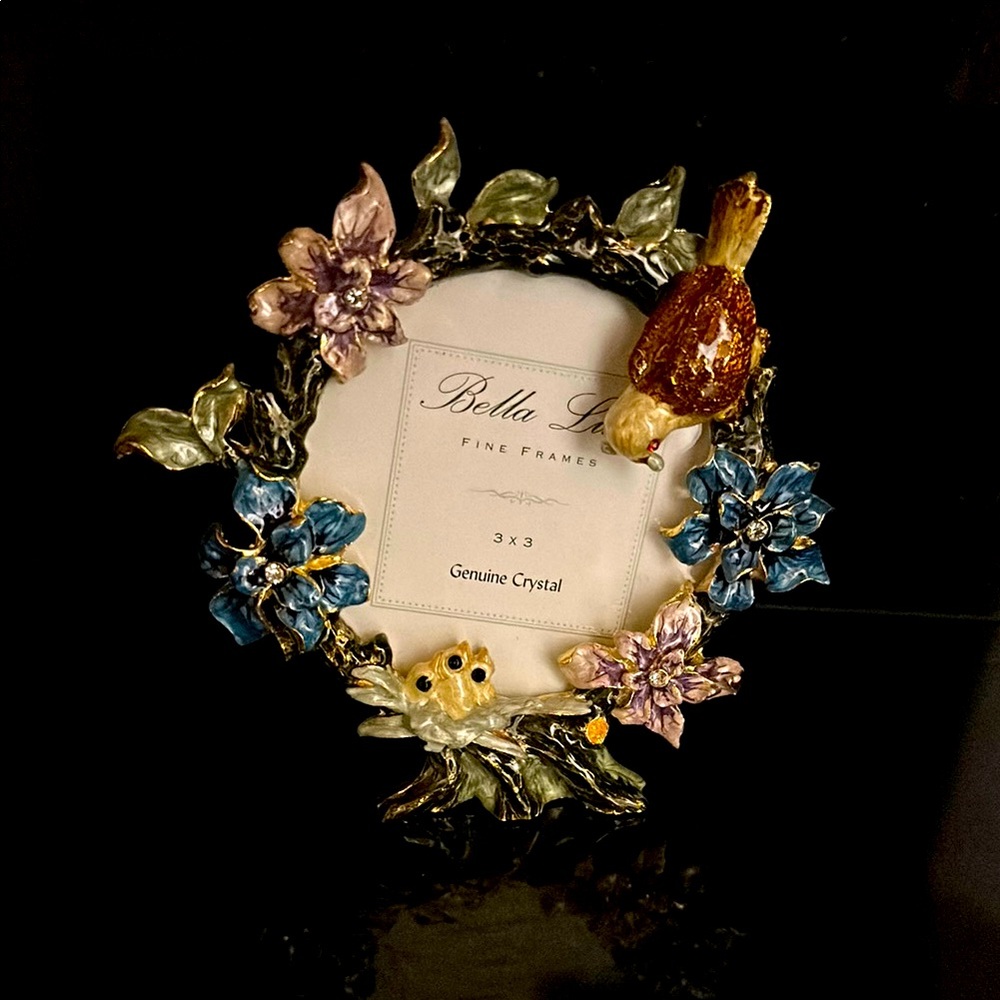 NWT🩷BELLA LUX 3 x 3 INCHES GENUINE CRYSTAL FRAME WITH BIRD AND FLORAL DESIGN